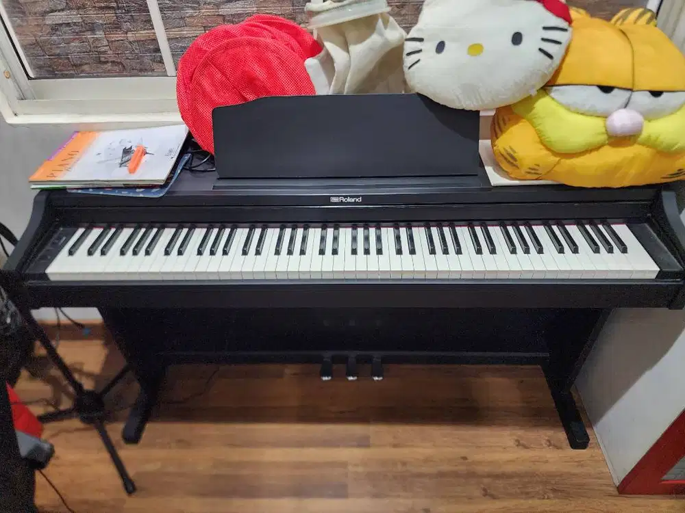 PIANO ROLAND RP102 (kondisi 100% seperti baru)