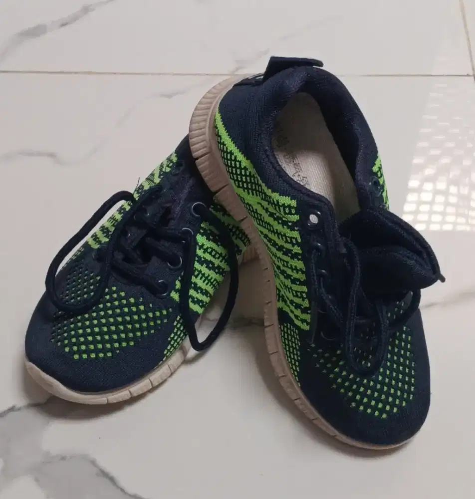 Sepatu anak bekas, ukuran 29