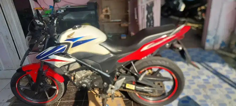 Di jual motor Honda CB150R harga 7juta nego