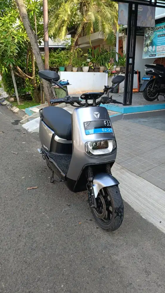 Yadea E8S Pro Motor Listrik 2000W 72V 80KM