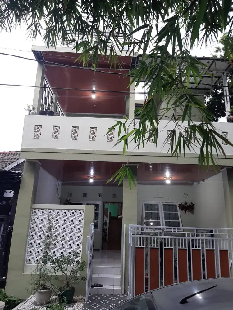 Rumah 2 Lantai, 4 Kamar dengan 2 kamar Mandi dekat Stasiun Cilebut