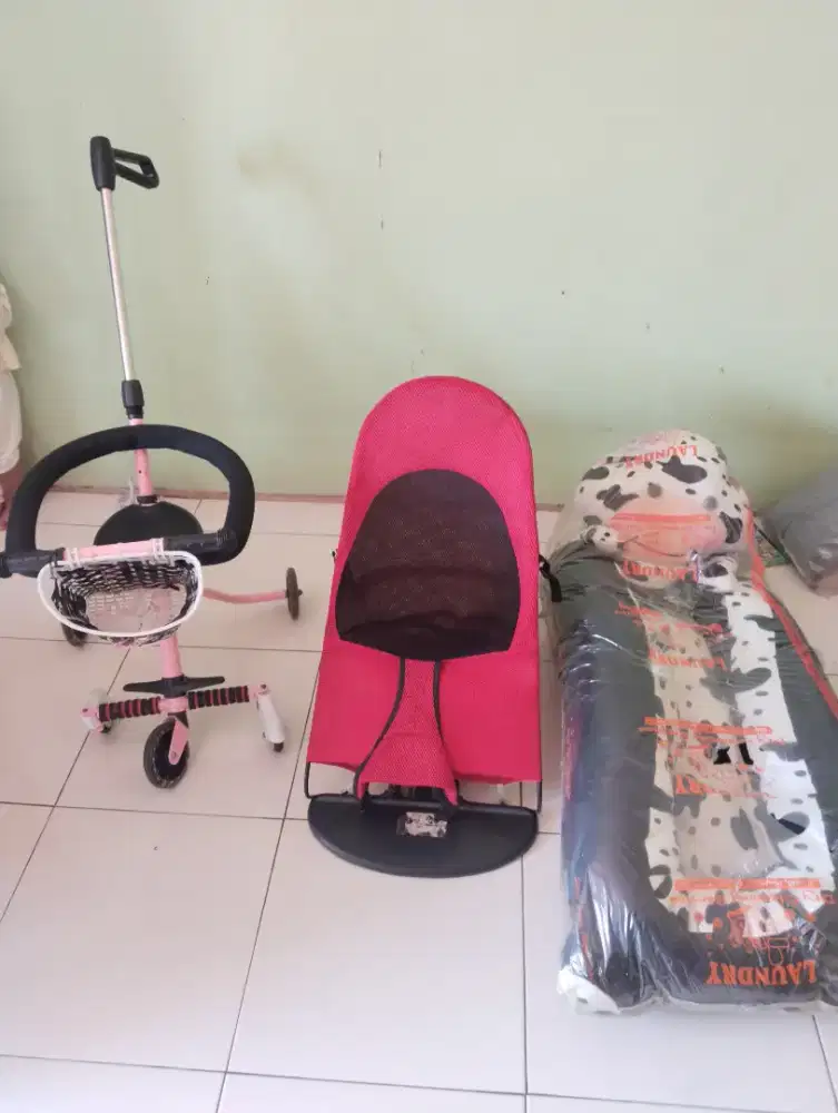 di jual saja tempat tidur bayi, bouncher dan sepeda dorong