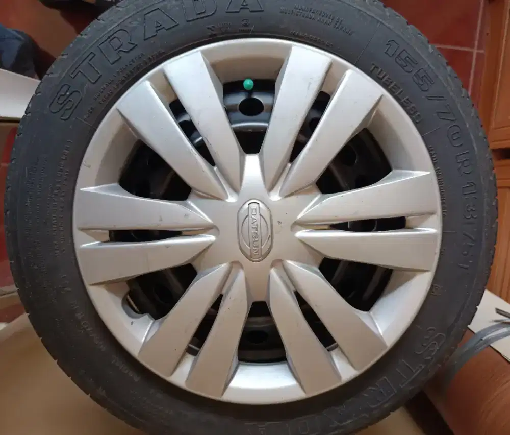 Jual cepat Ban dan Velg besi+Wheeldof Original copotan Mbl Datsun Go