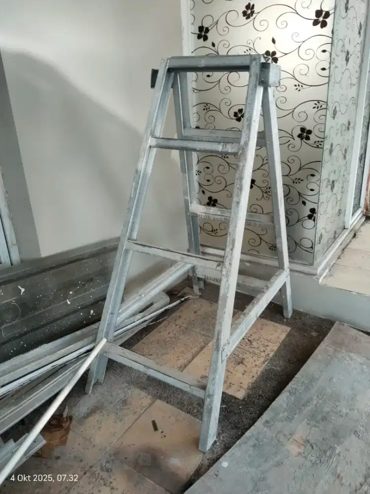 Tangga kokoh material baja ringan
