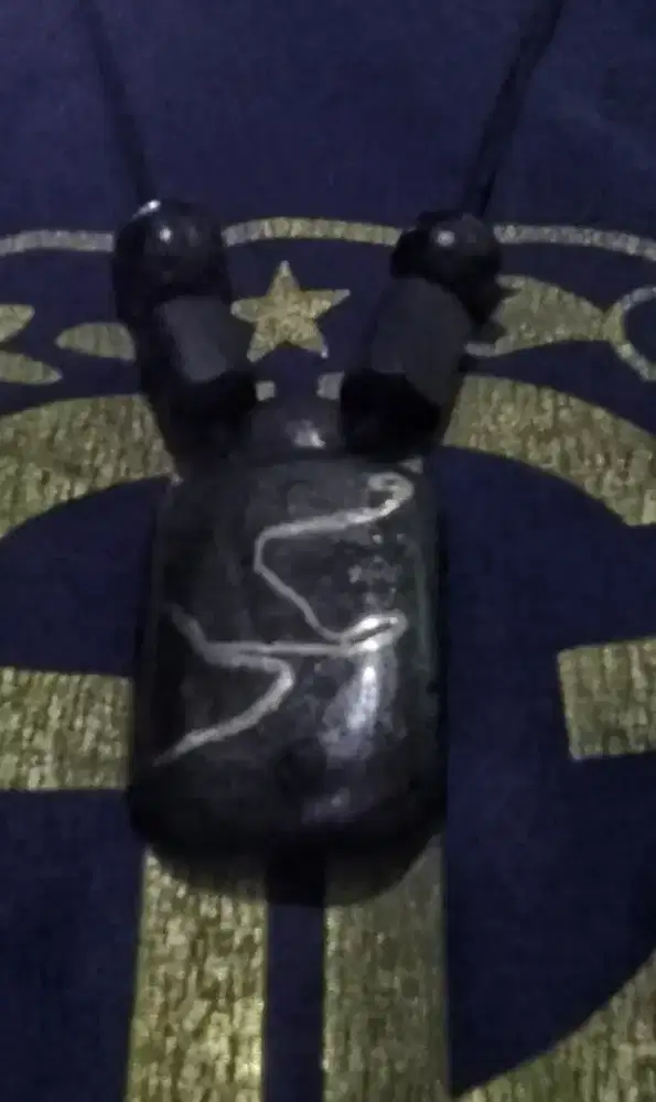 Kalung tinggalan tempel magnet.