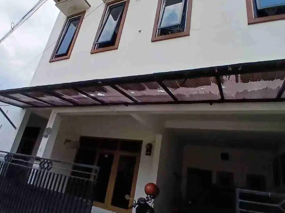 Rumah terawat 2 lantai di mampang Depok