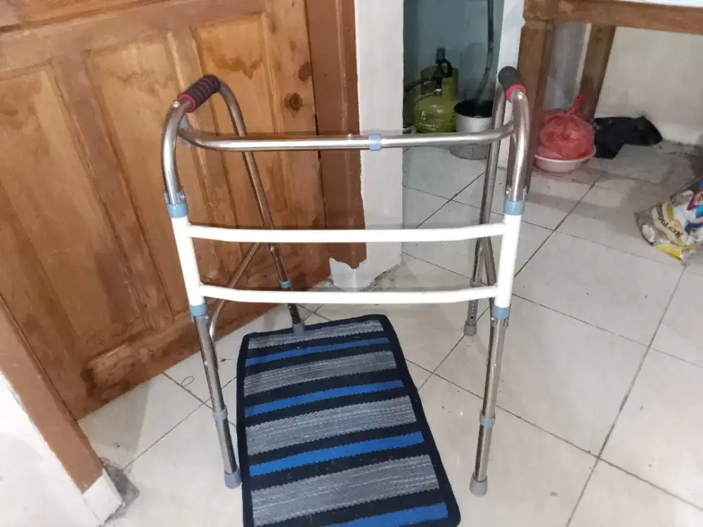 Walker alat bantu jalan lansia tanpa roda