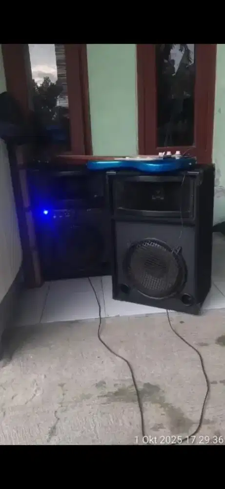Jual gitar listrik berikut spekernya