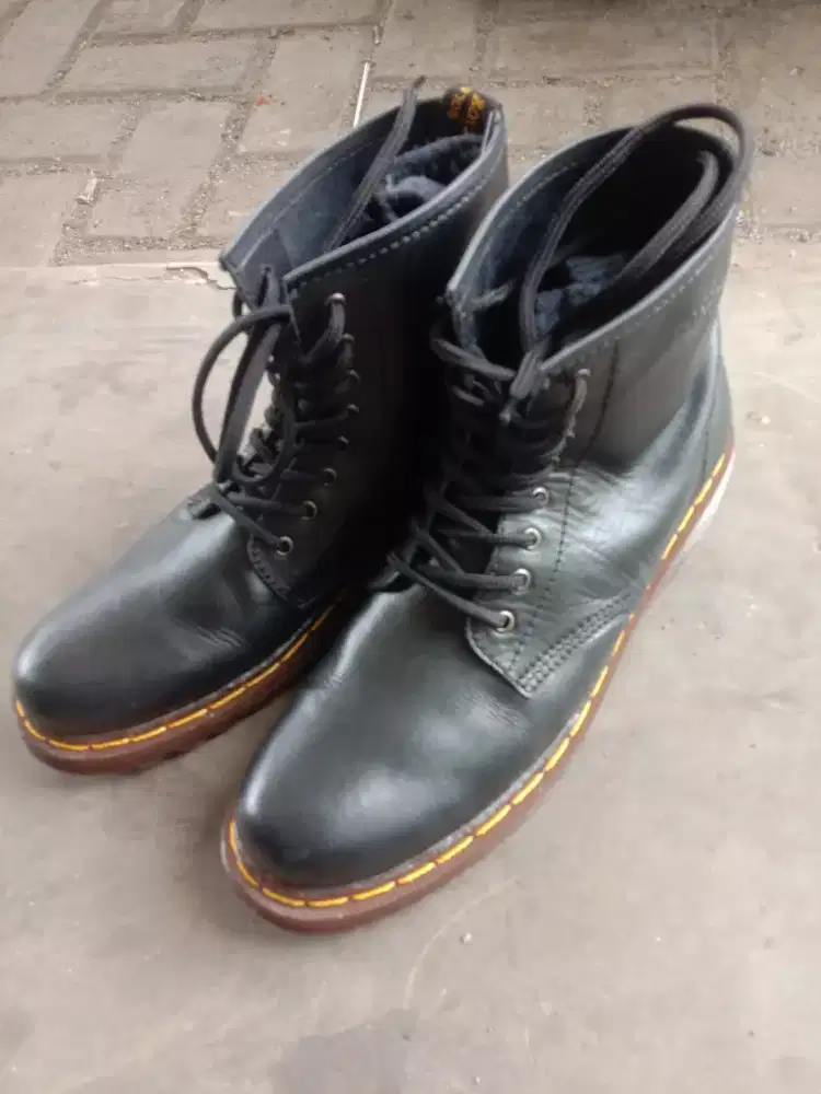 Sepatu boots kulit