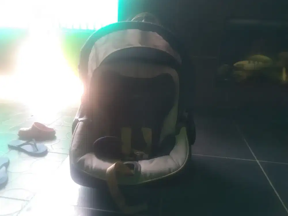 Carseet/tempat duduk bayi