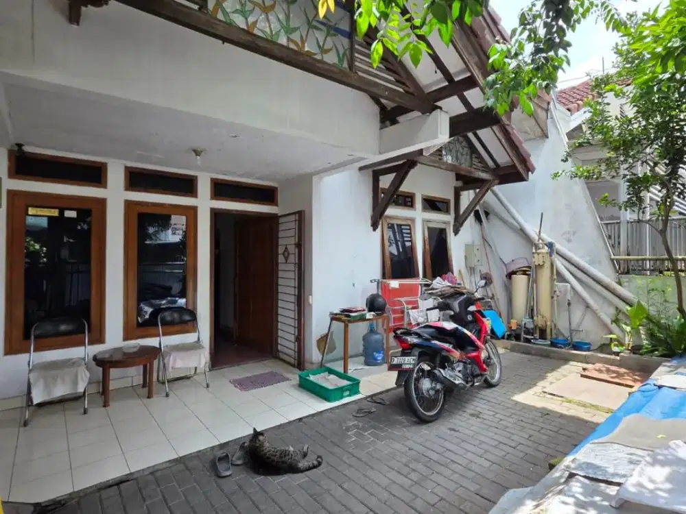 Rumah 2 Lantai Luas dan Strategis di Batununggal Permai