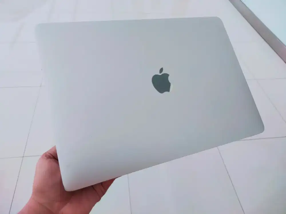 Dijual macbook Pro M1 2020 Ex ibox 2022 Ram 8GB SSD 256GB CC 60