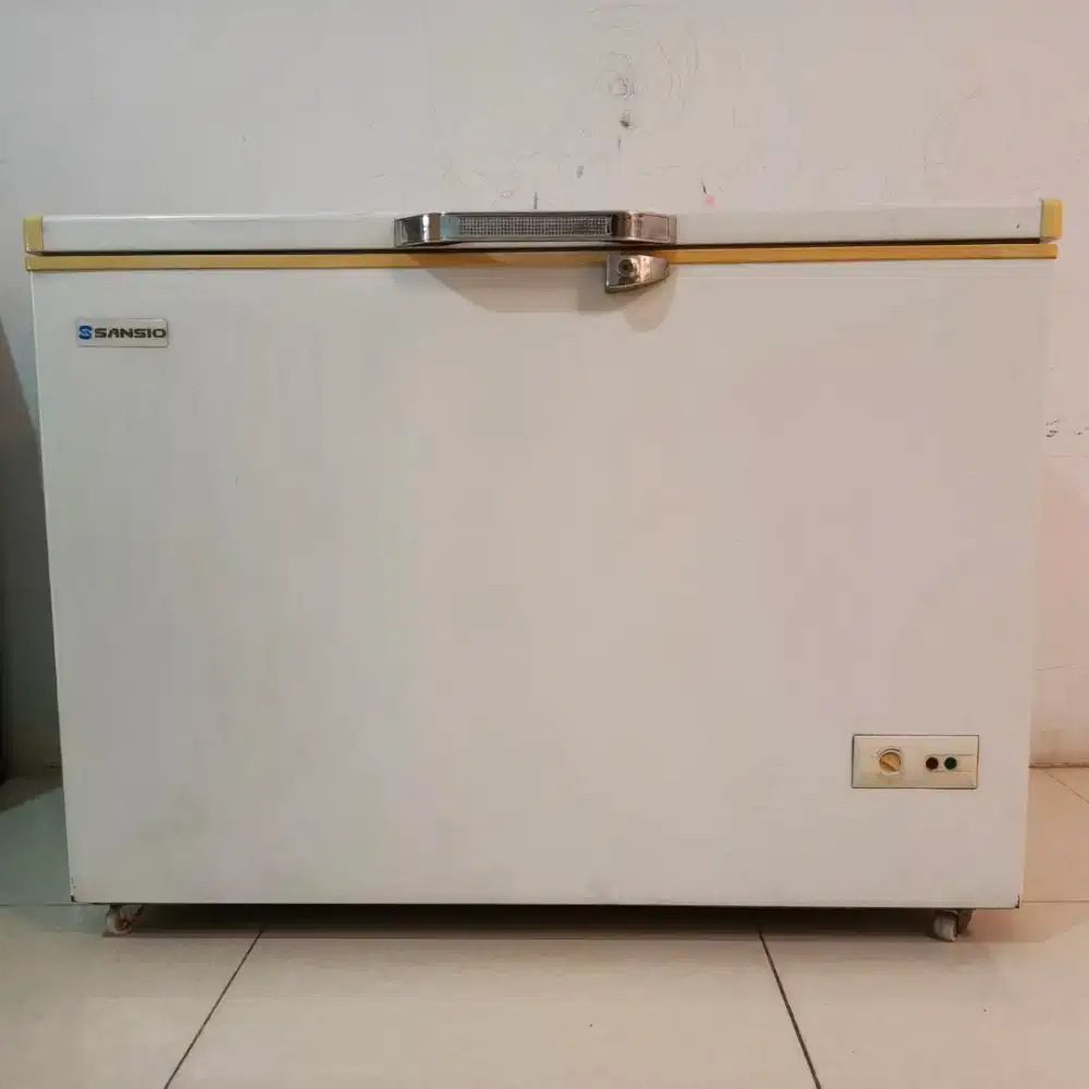 Freezer dingin cepet, kondisi bagus, merk Sansio 318F
