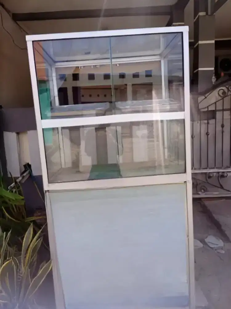 Etalase bekas jualan