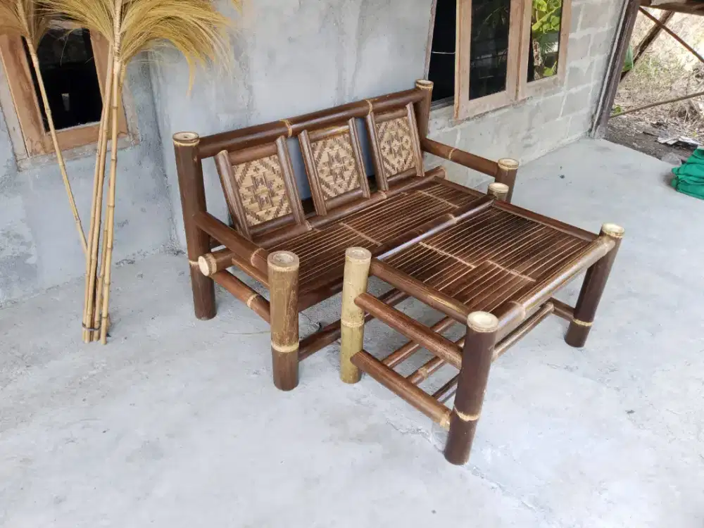 Satu set meja kursi bambu