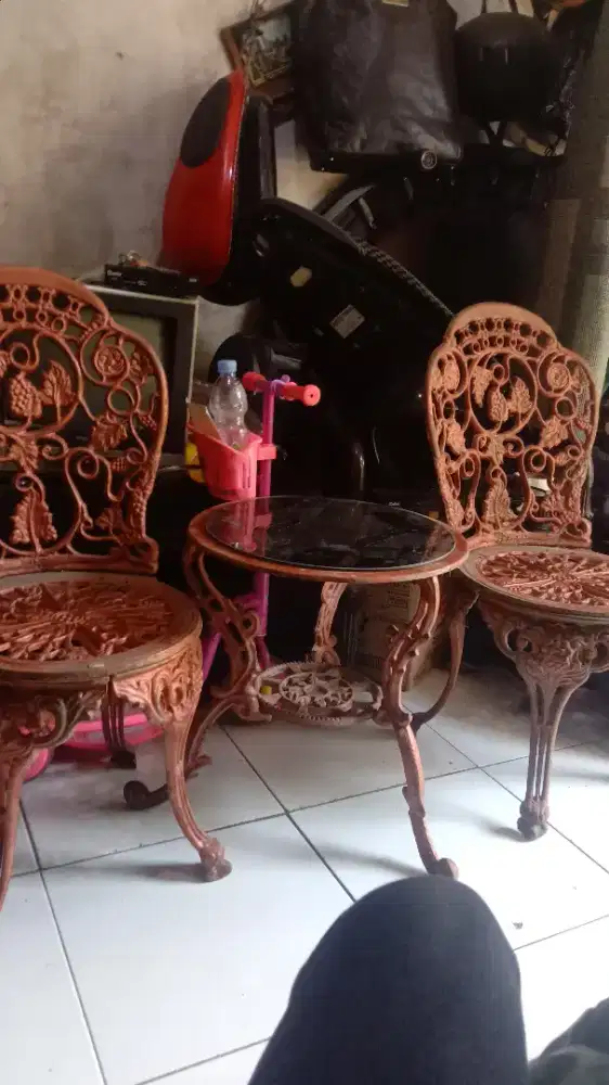 Sepasang kursi besi buat taman dan meja lokasi Cilebut bogor