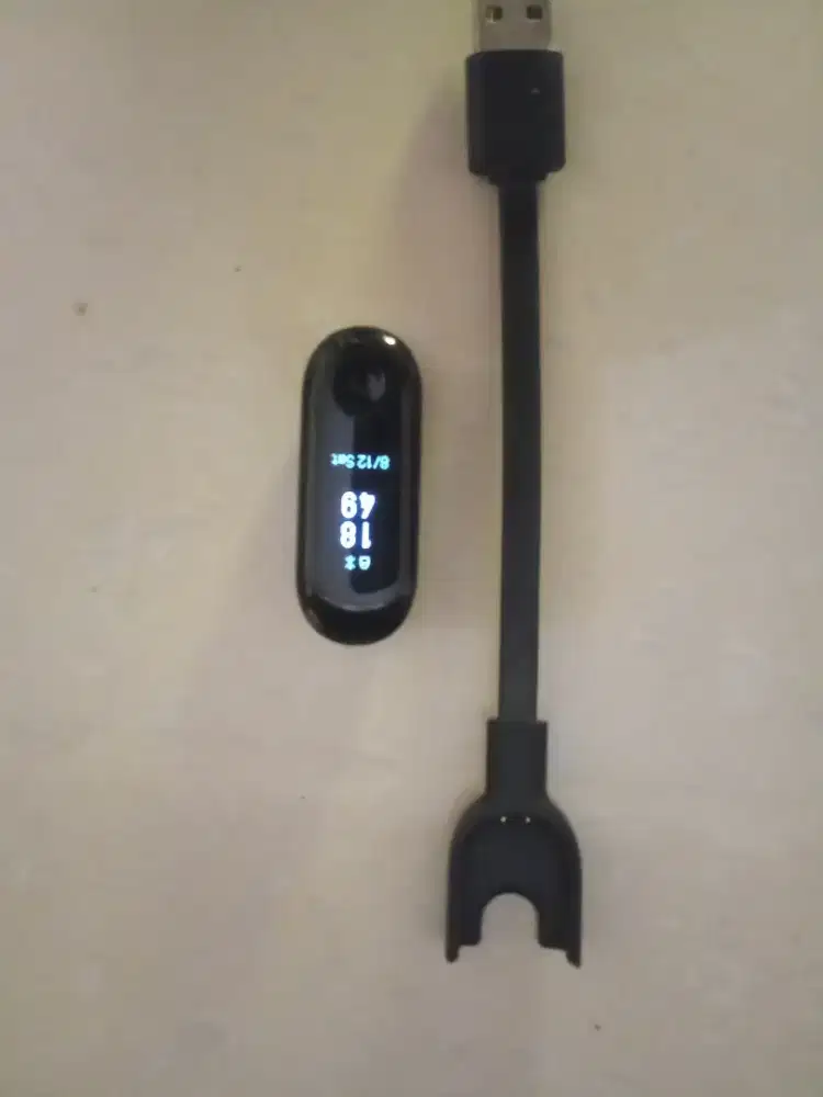 Di jual jem Mi 3 duak band kondisi sangat baik,tanpa tali
