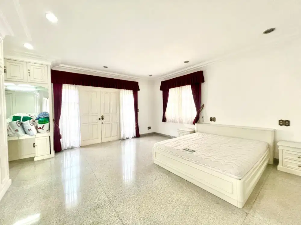 DISEWAKAN Rumah Menteng 4 Kamar Di area Tenang