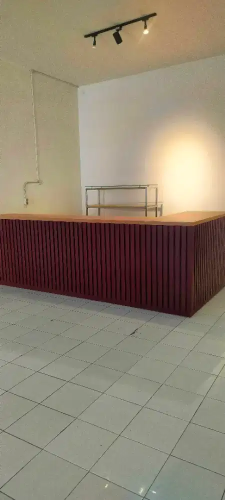 Meja kasir minimalis