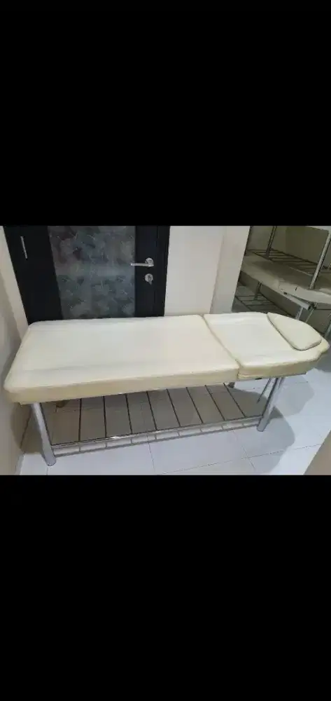 Ranjang pijat siap pakai masih bagus sekali