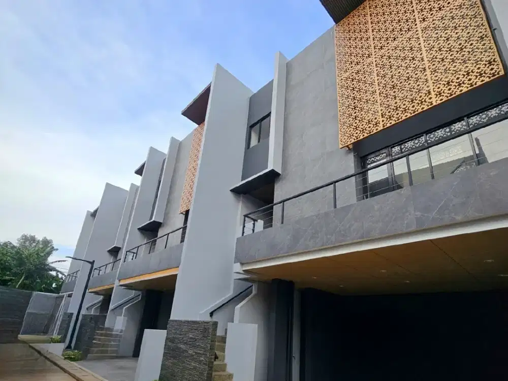 Jalan utama, Dekat Senayan. Rumah Permata hijau Dijiual. UNIT BARU !