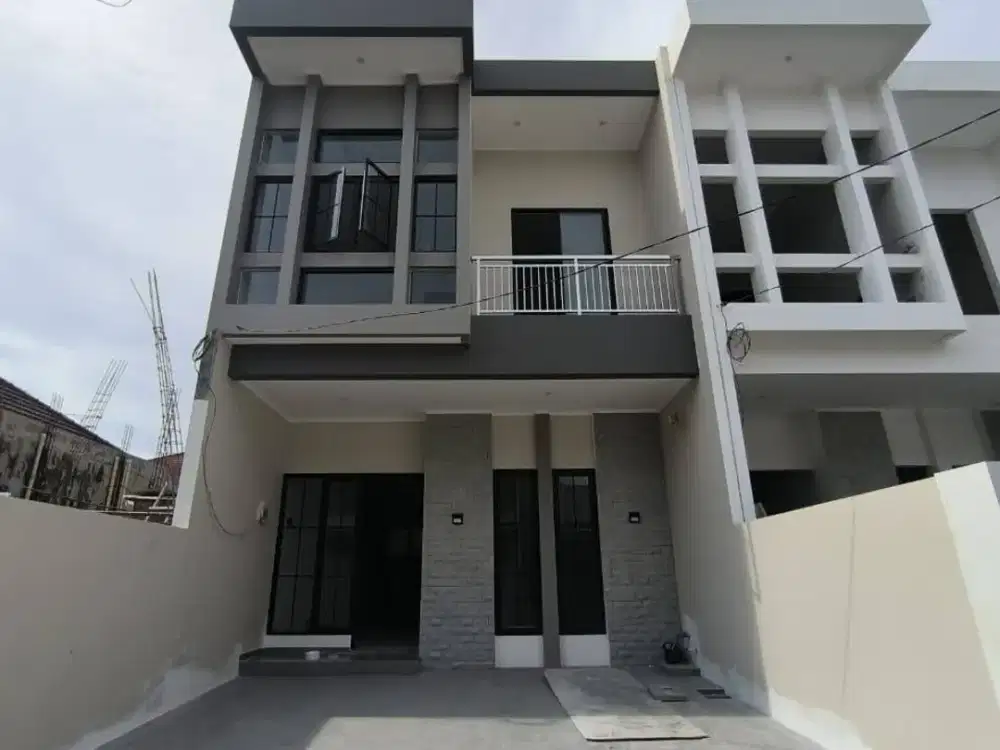 Rumah Gress 2 Lantai, Lokasi Strategis di Klampis Anom, SBY