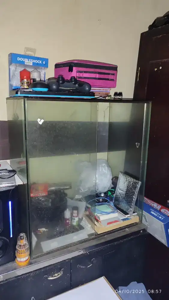 Etalase kaca kecil