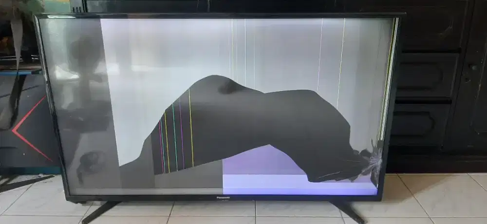Tv led panasonic 49 inchi.layar pecah,jual mesin aja
