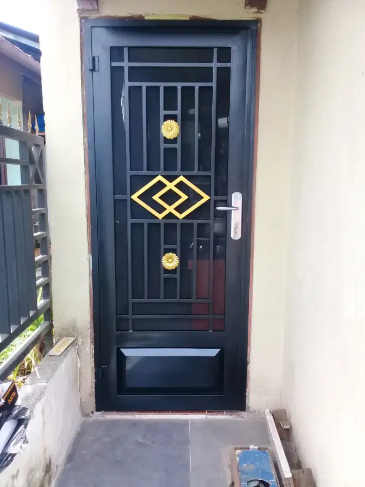 Pintu besi Minimaliss