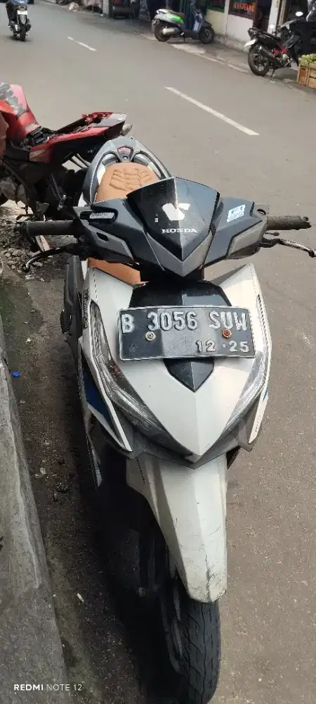 Vario 125 Putih Hitam Tinggal Gas