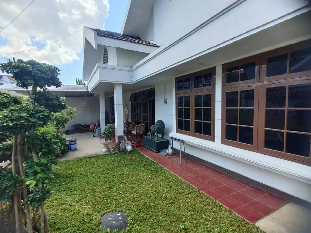 DIJUAL RUMAH DHARMAHUSADA INDAH BARAT 1.5 LANTAI 6 KT 300M2 ADA GARASI
