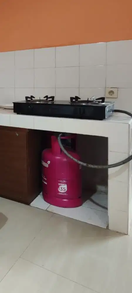 Dijual cepat Kompor 2 tungku dan Tabung Gas 12 KG