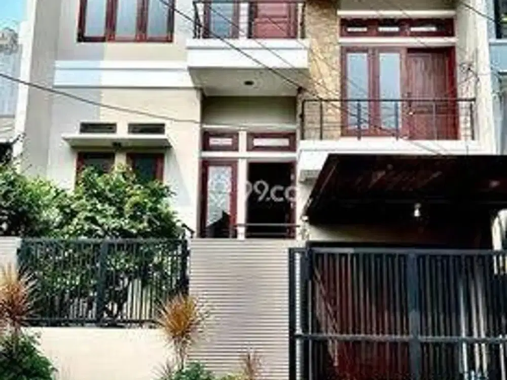 Di Sewakan  Rumah 3 Lantai dalam Komplek Taman Aries, Kembangan, Jakarta Barat