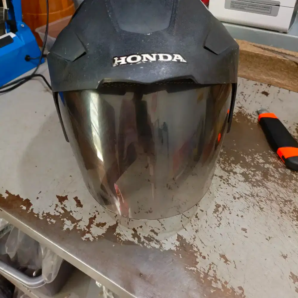 Helm bawaan dari motor dealer asli honda