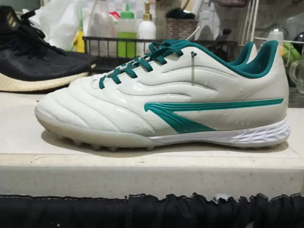 sepatu bola brodo