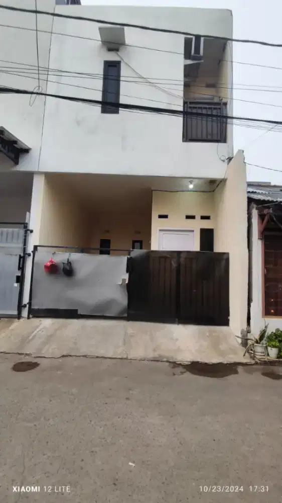 Rumah baru spesial keluarga muda di Bintara 2