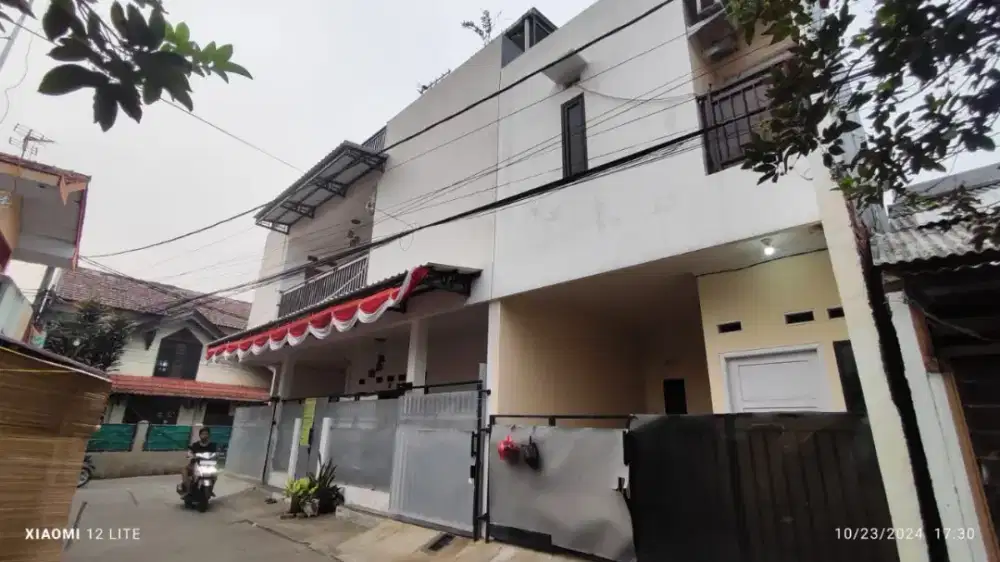 Rumah baru spesial keluarga muda di Bintara 2