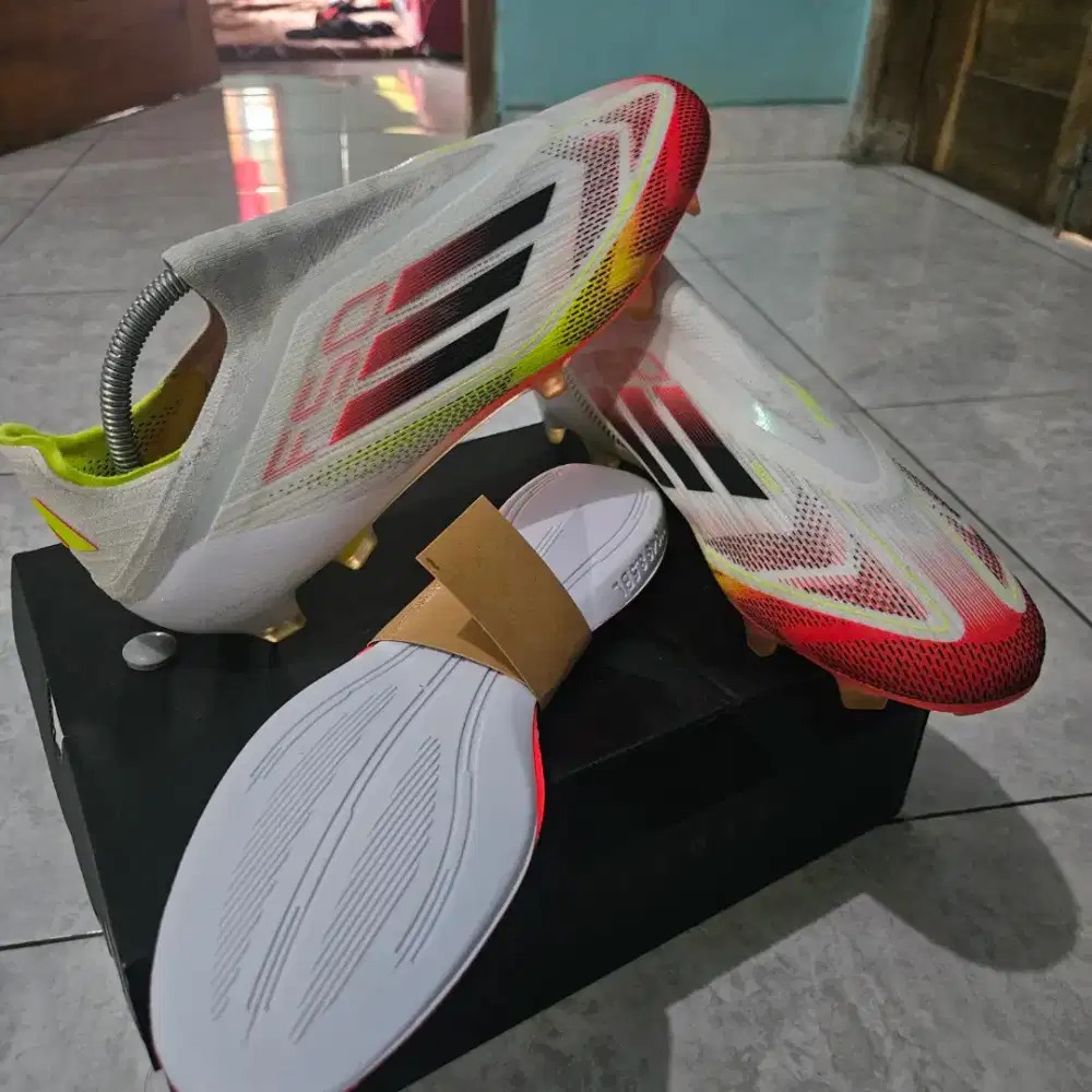 Sepatu bola f50