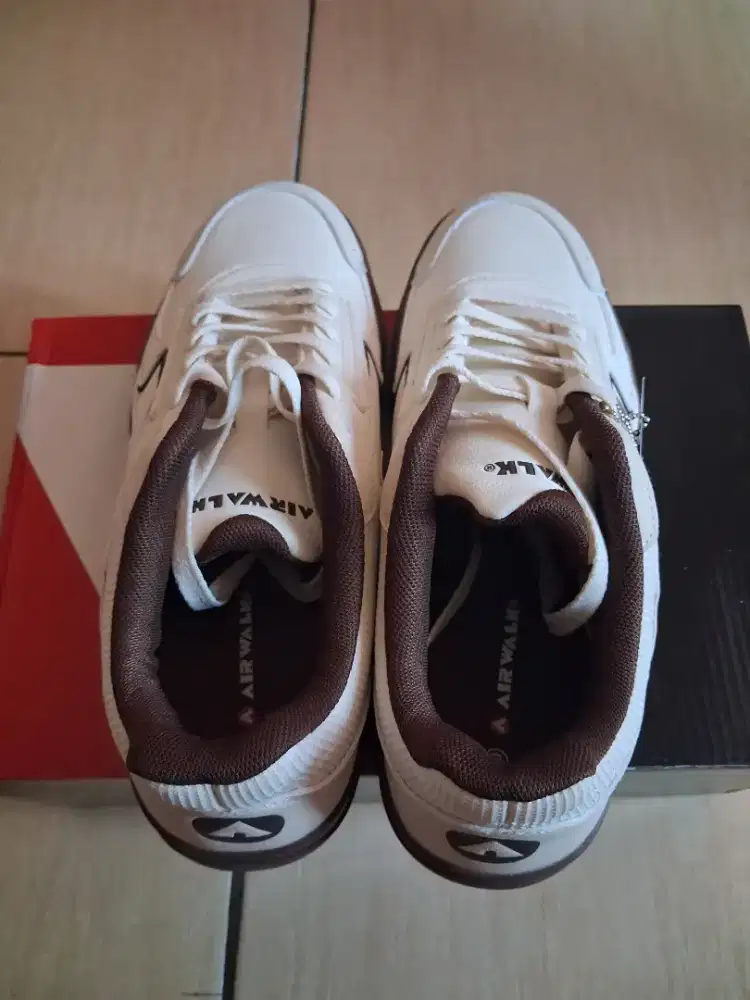 Dijual sepatu airwalk size 40 warna krem coklat