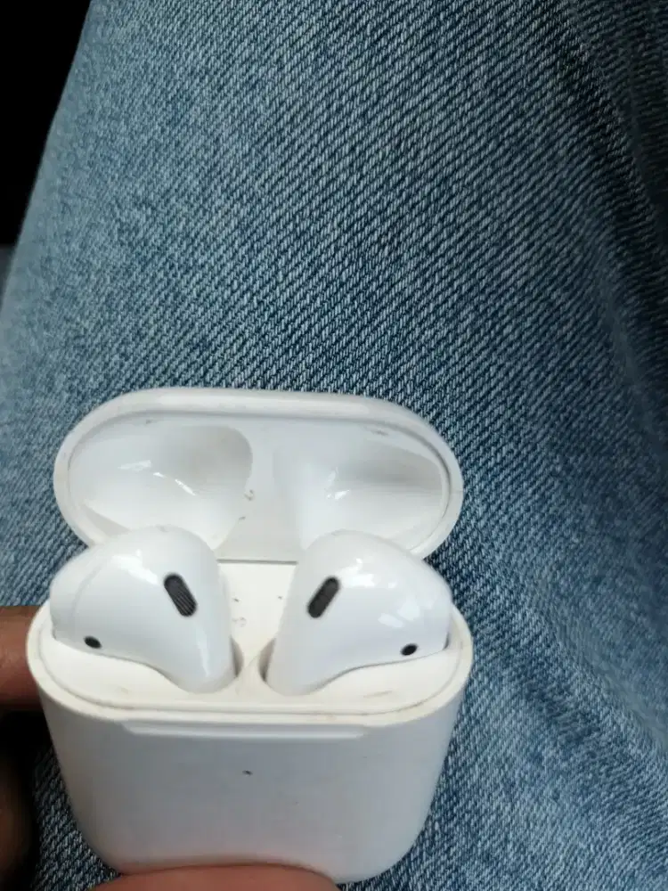 Airpods versi lama suara bass , batre ok. Casan ga ori