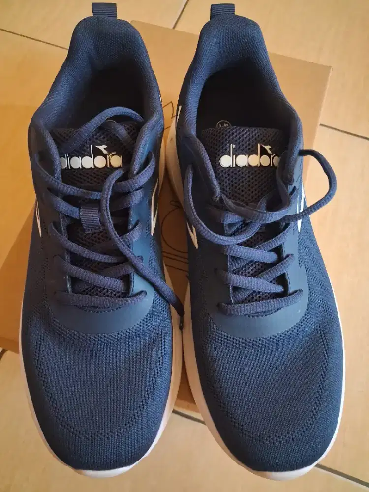 Dijual sepatu diadora ukuran 41 warna navy