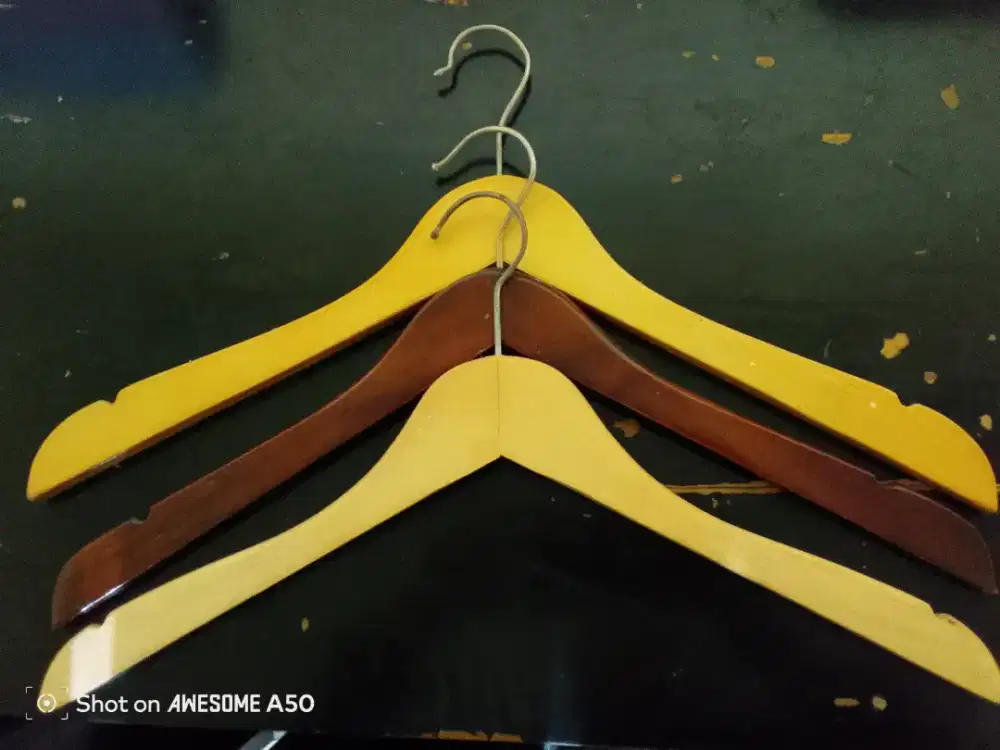 Hanger kayu (gantungan baju)