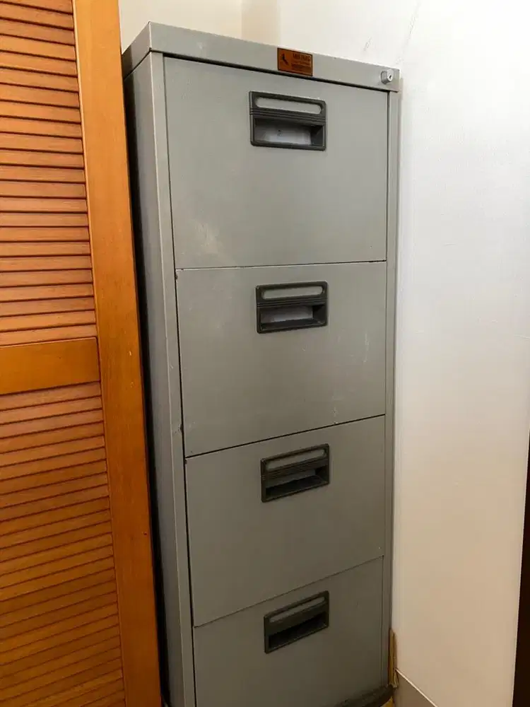 Lemari Cabinet Besi 4 Laci