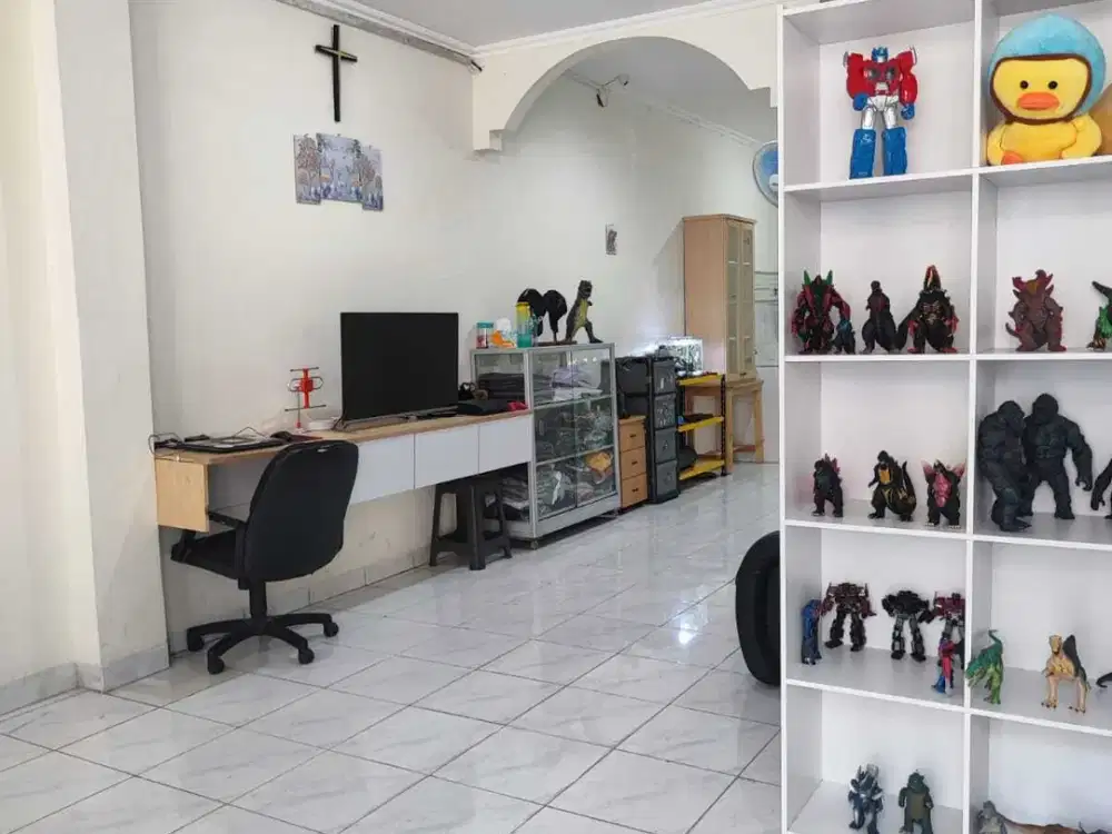 DIJUAL RUMAH BAGUS HADAP BARAT HARGA TERMURAH DI TAMAN SURYA 5