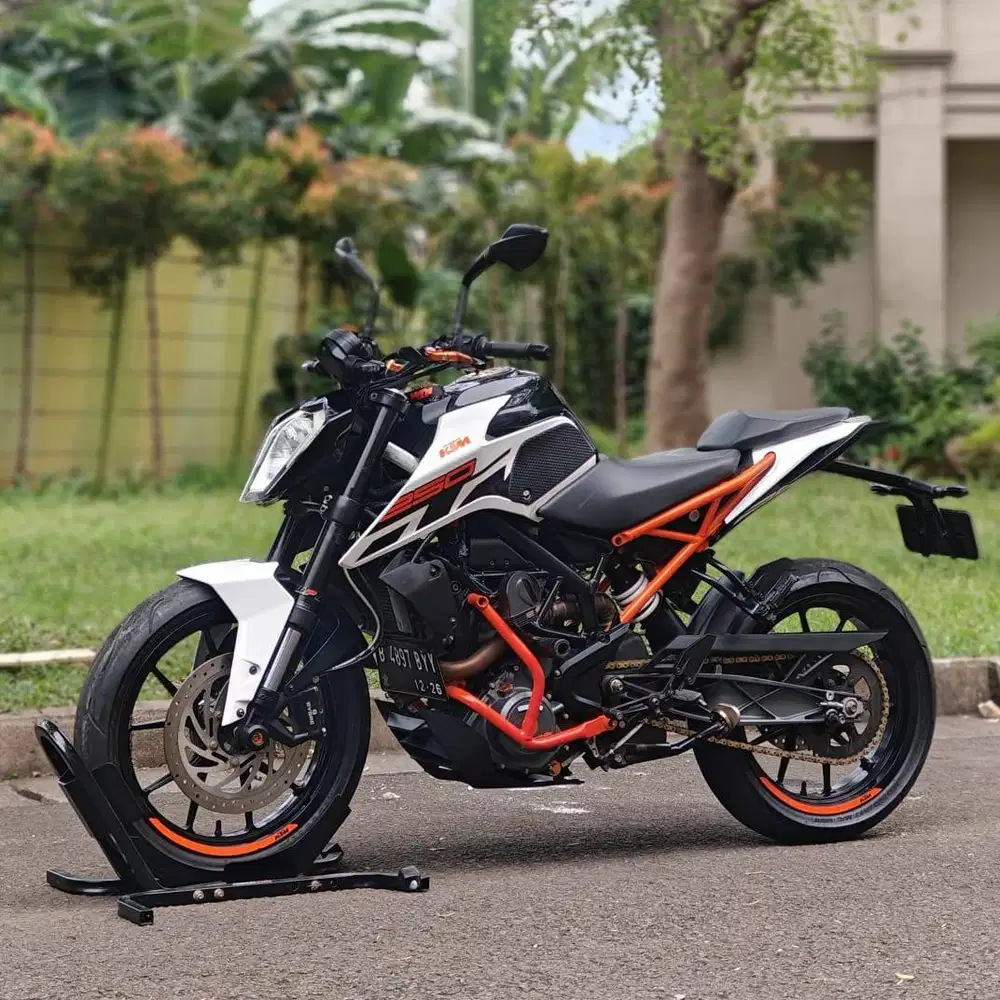 KTM DUKE 250 PUTIH 2017 KM 16K PAJAK ON SUPER MULUS