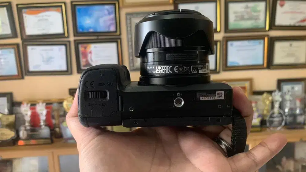 Sony A6400 + Lensa Sony 35mm F/1.8 (99% Like New)11