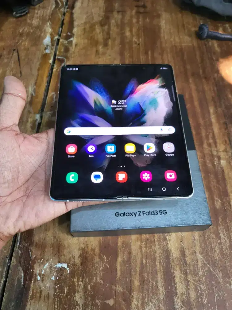 Jual cepat samsung z fold 3 ram 12/256 resmi