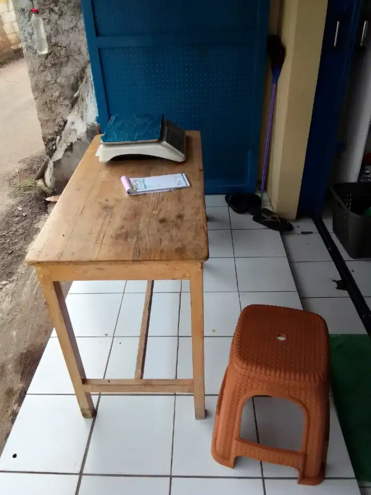 Meja dan bangku plastik