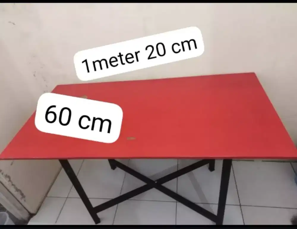 Meja portable warna merah