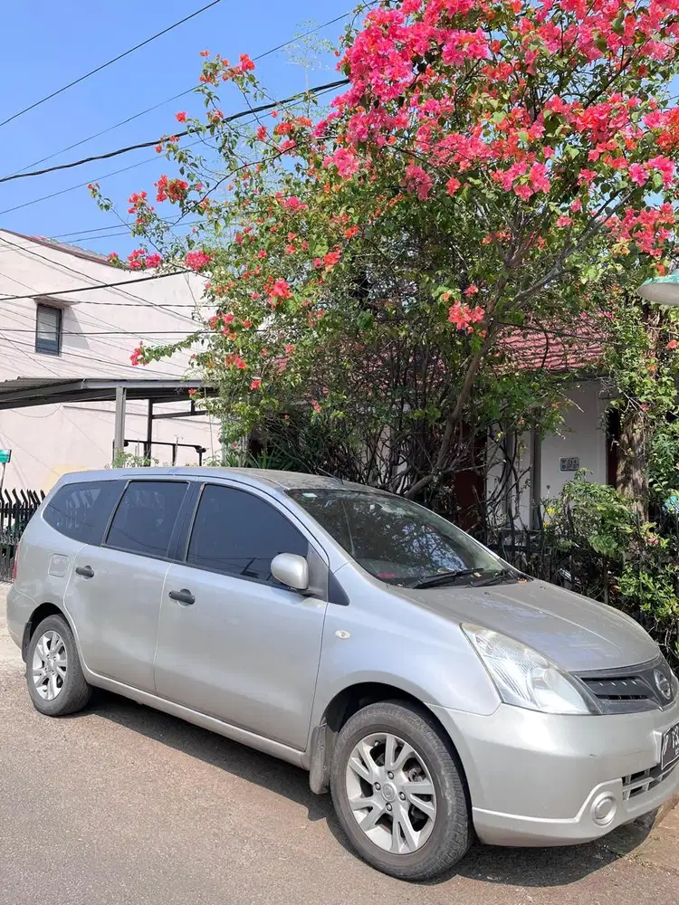 DIJUAL CEPAT GRAND NISSAN LIVINA 1.5 SV A/T 2012